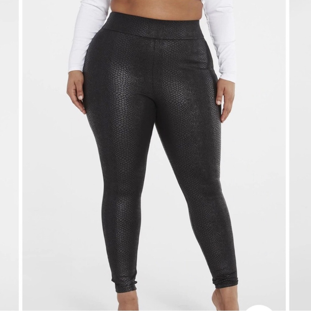 Fashion 2 Figure Jianna Snakeskin Texture Coated Ponte Knit Leggings